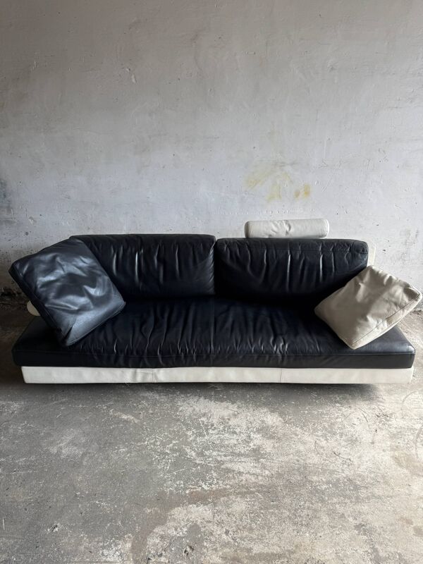 Canapé 2 places en cuir BnB Italia Sity — assise noire et base en cuir blanc