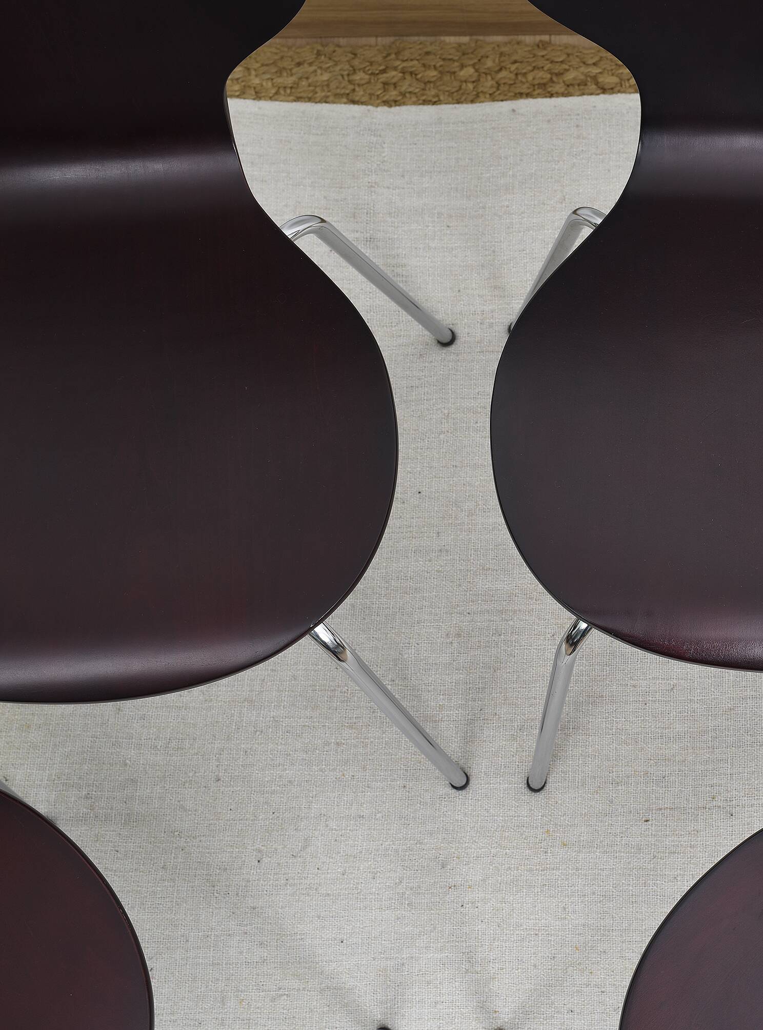 Set of 4 "ant" chairs, vintage, Diego model. Stackable, dark burgundy color.