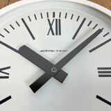 Horloge murale industrielle soviétique blanche d’usine de bakélite de Strela, années 1980