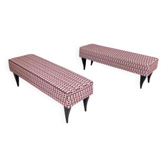 Paire de bancs avec revêtement en tissu à motifs rouges, Italie