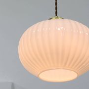Lampe suspendue vintage en opaline et laiton
