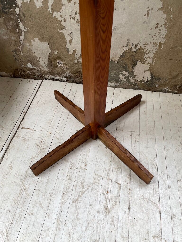 Patère wears pine coat 70