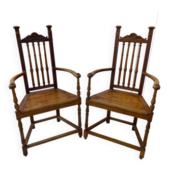 Paire de fauteuils anciens de style gothique