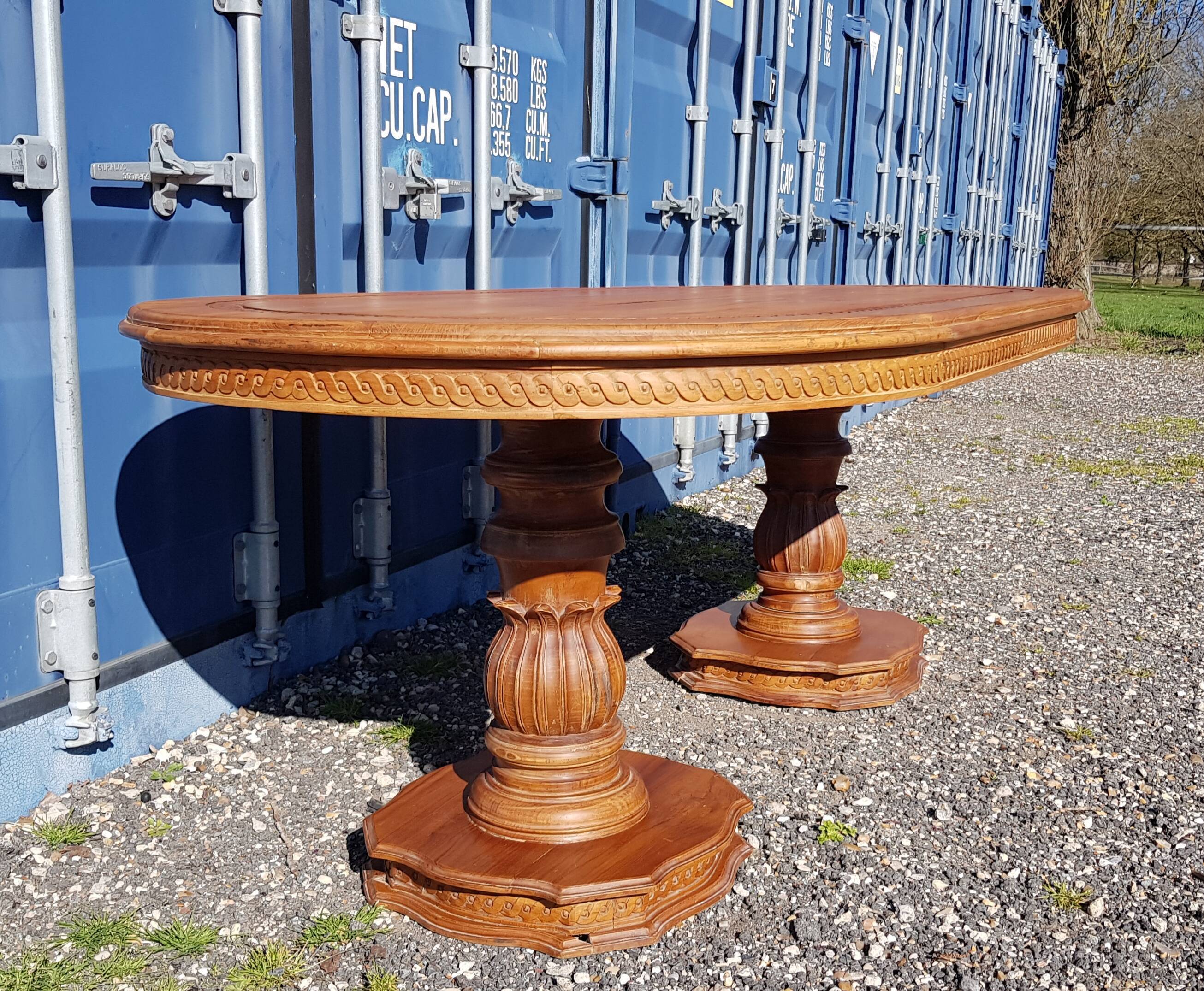 Oval dining table in solid teak
