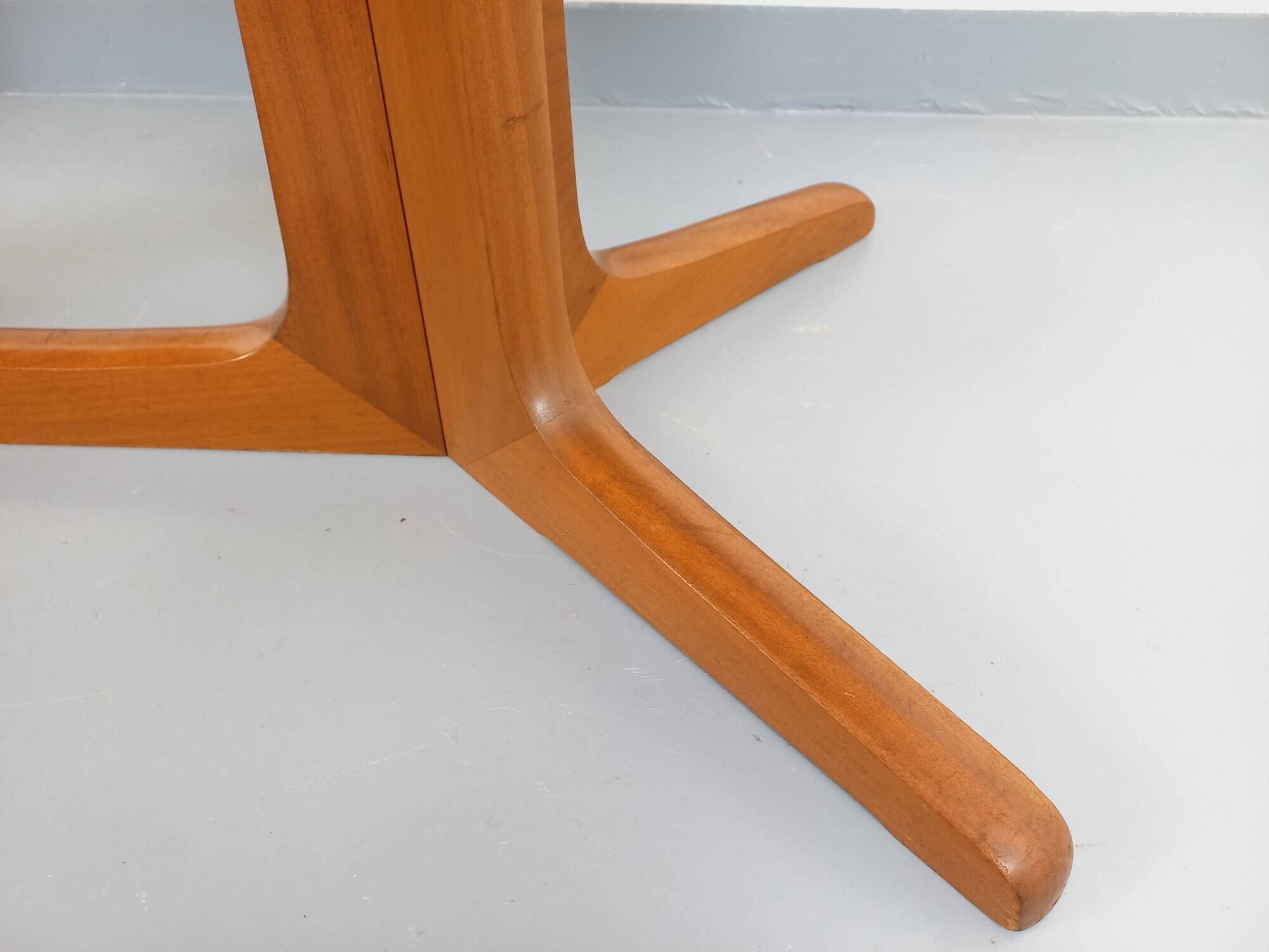 Vintage oval dining table Baumann from the 60s and 70s in teak with extension.