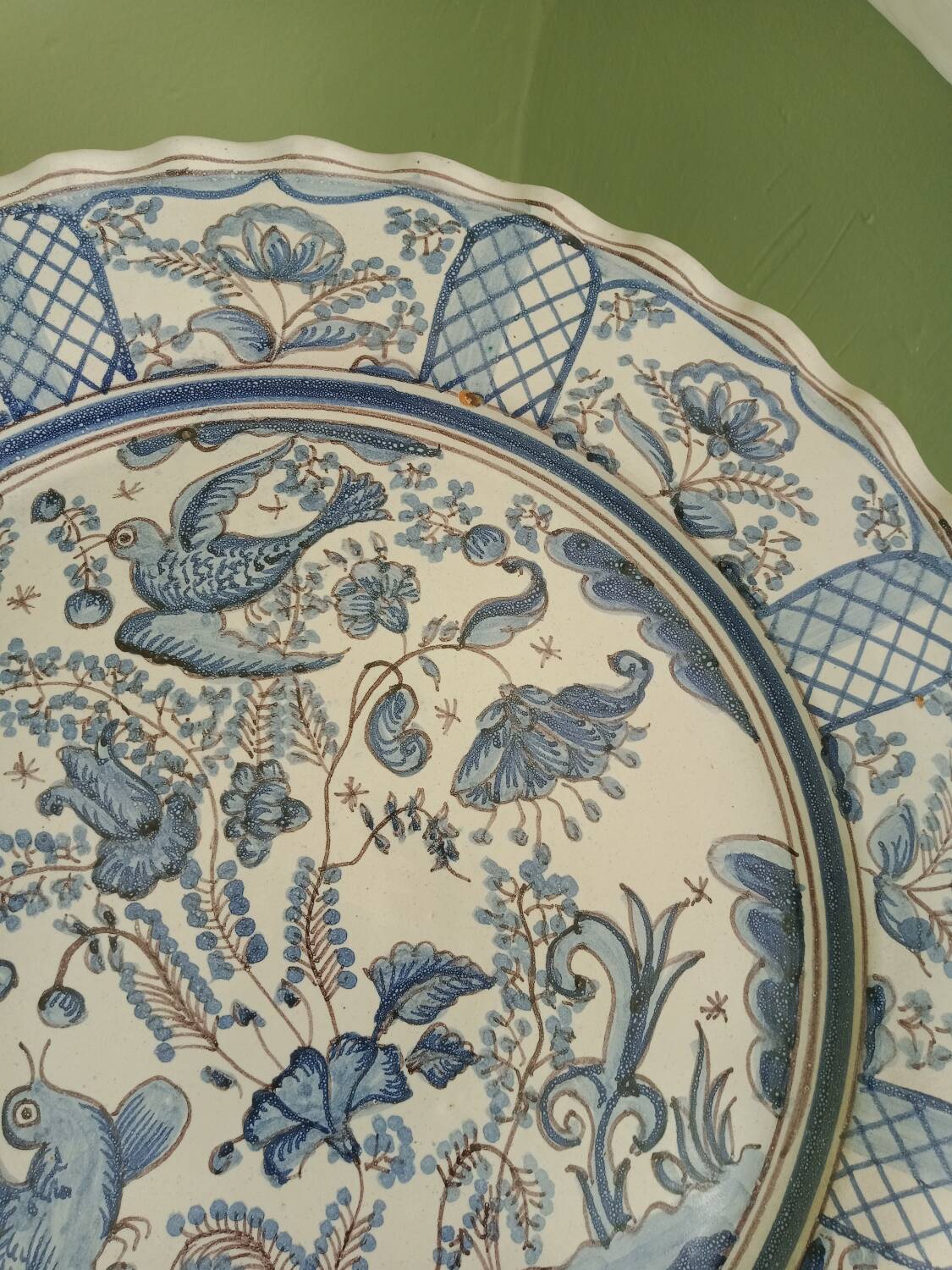 Decorative earthenware dish