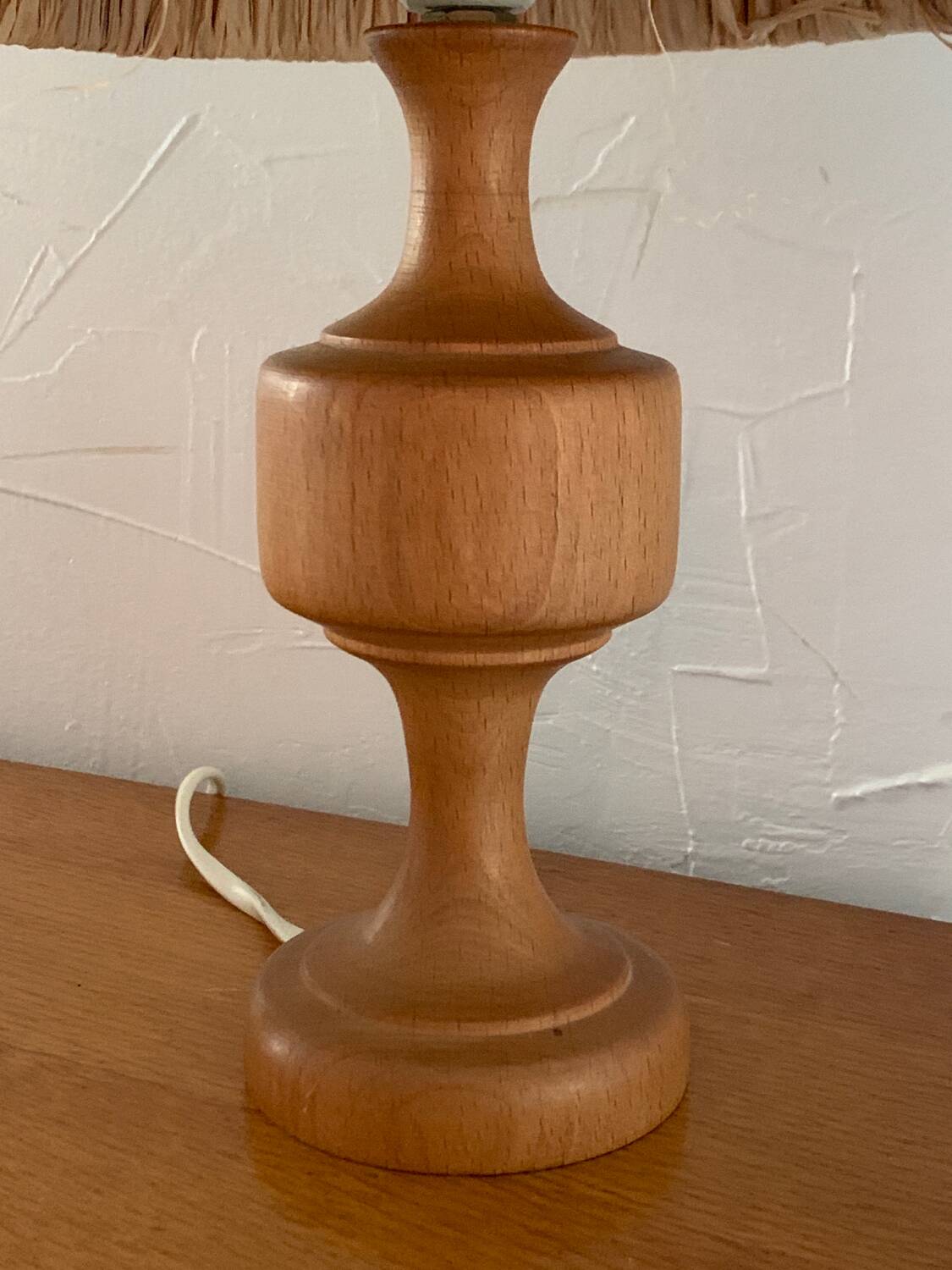 Wood and raffia foot lamp