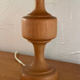 Wood and raffia foot lamp