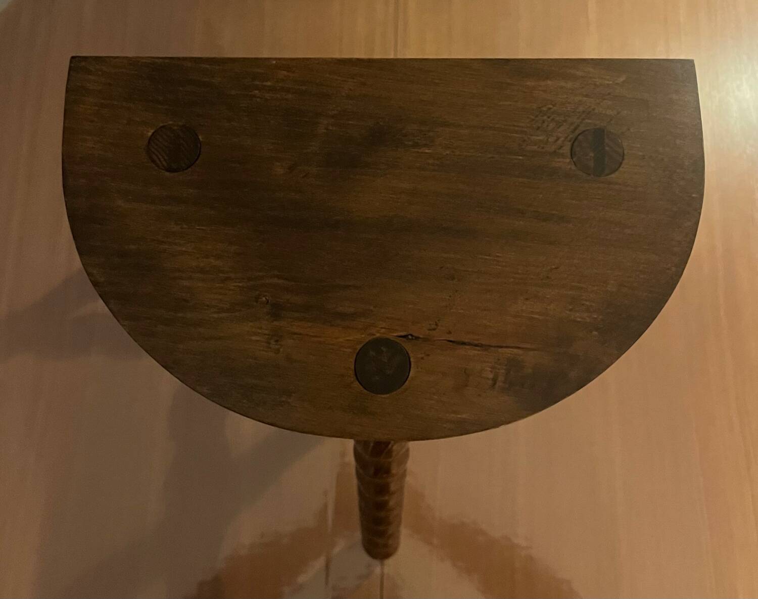 Tabouret tripode bois tourné