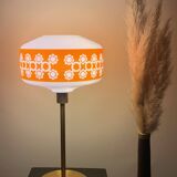 Lampe à poser avec un globe vintage orange en verre et un pied doré