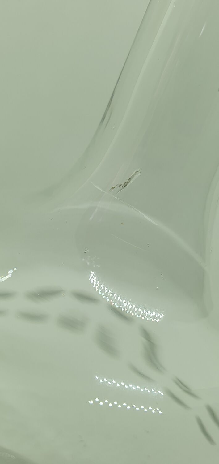 Engraved round decanter and its bubble top