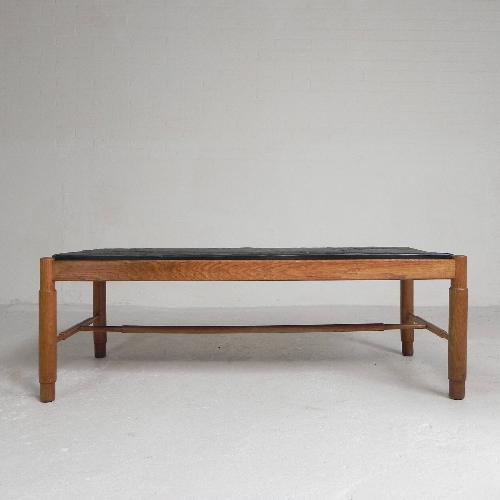Table basse vintage en chêne avec plateau en ardoise dans un cadre en chêne, années 1960