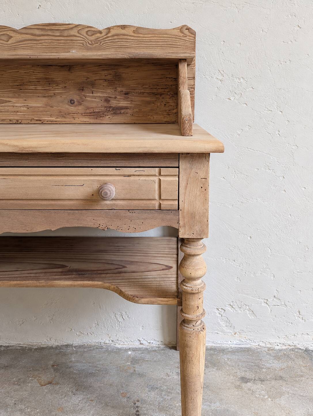 Bureau / coiffeuse ancienne en bois brut avec étagère