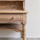 Bureau / coiffeuse ancienne en bois brut avec étagère