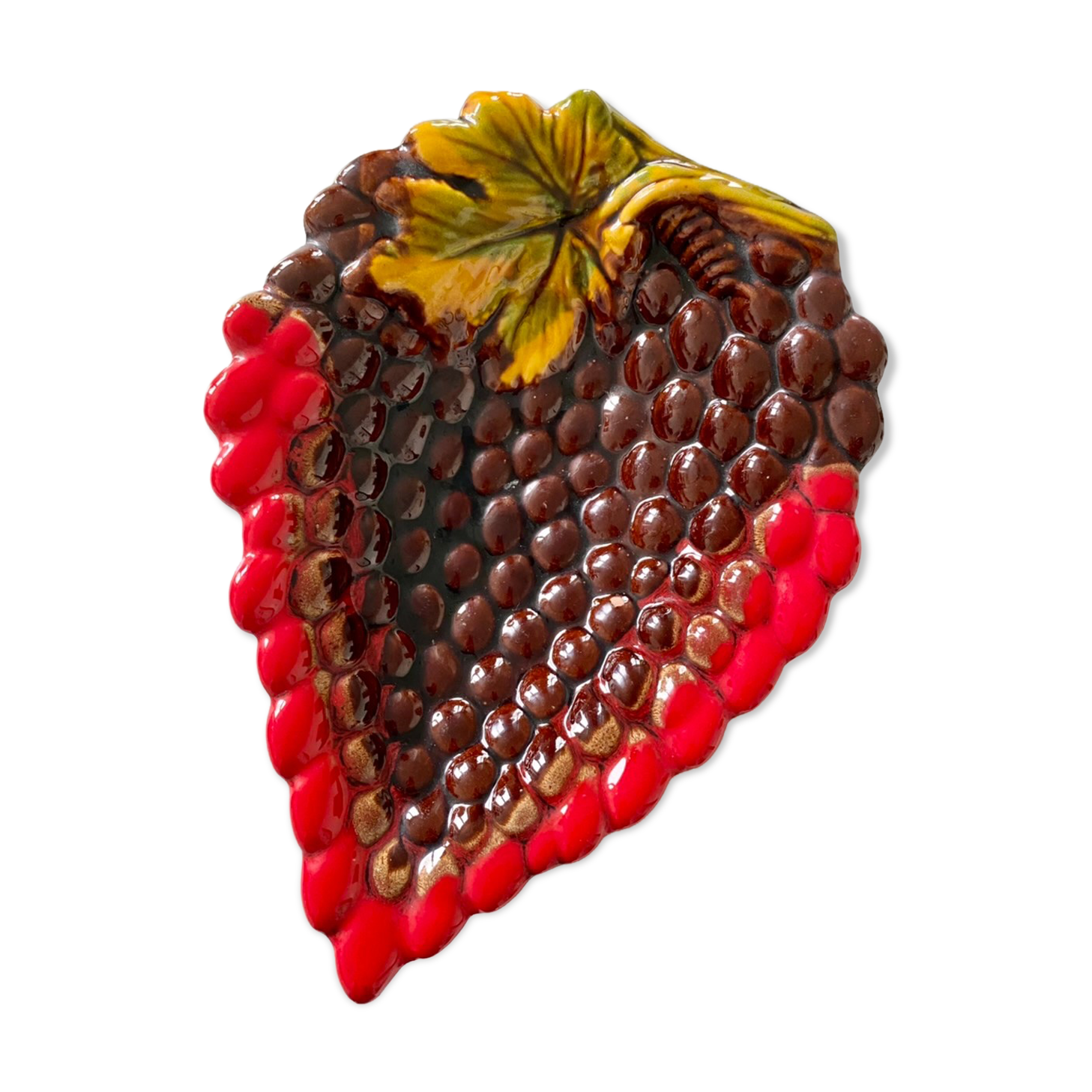 Slurry dish in the shape of a bunch of grapes