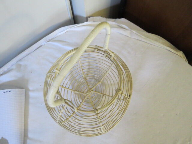Former white eggs basket