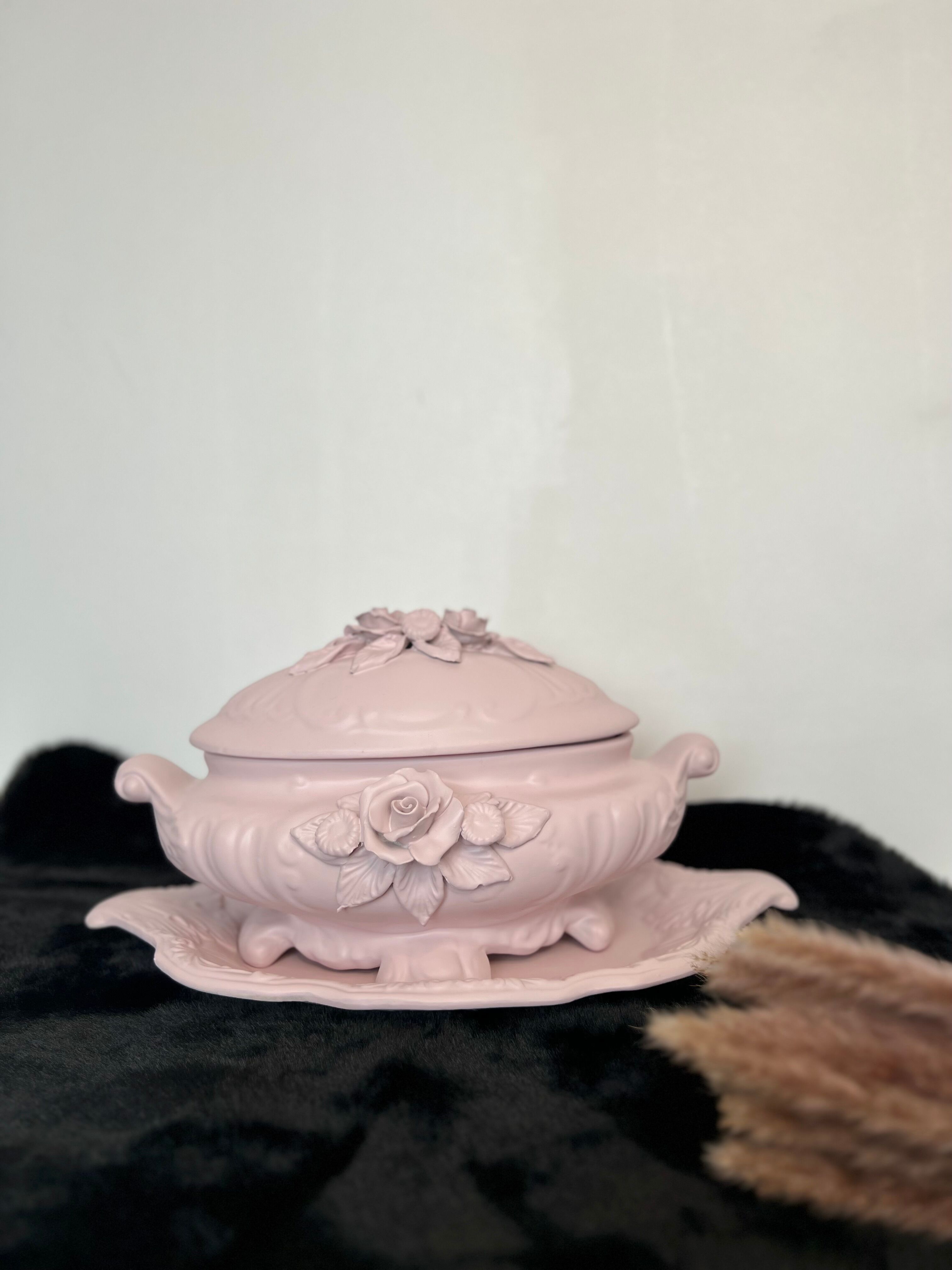 Soupière décorative en faïence relookée rose poudré