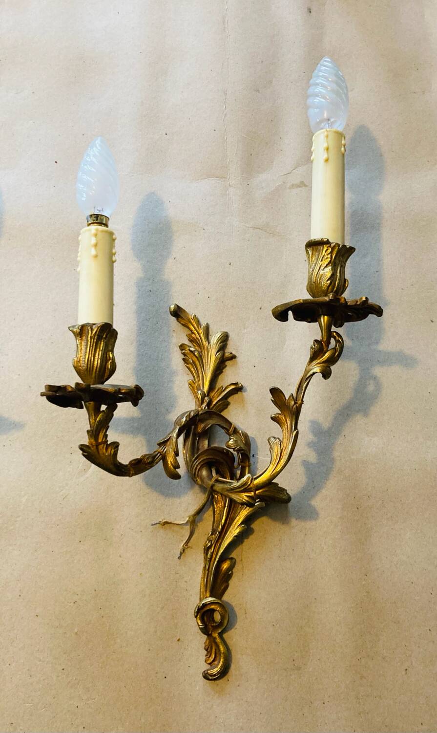 Paire d'appliques Louis XV en bronze décor de feuilles d’acanthes