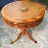 Set of 2 matching coffee tables near