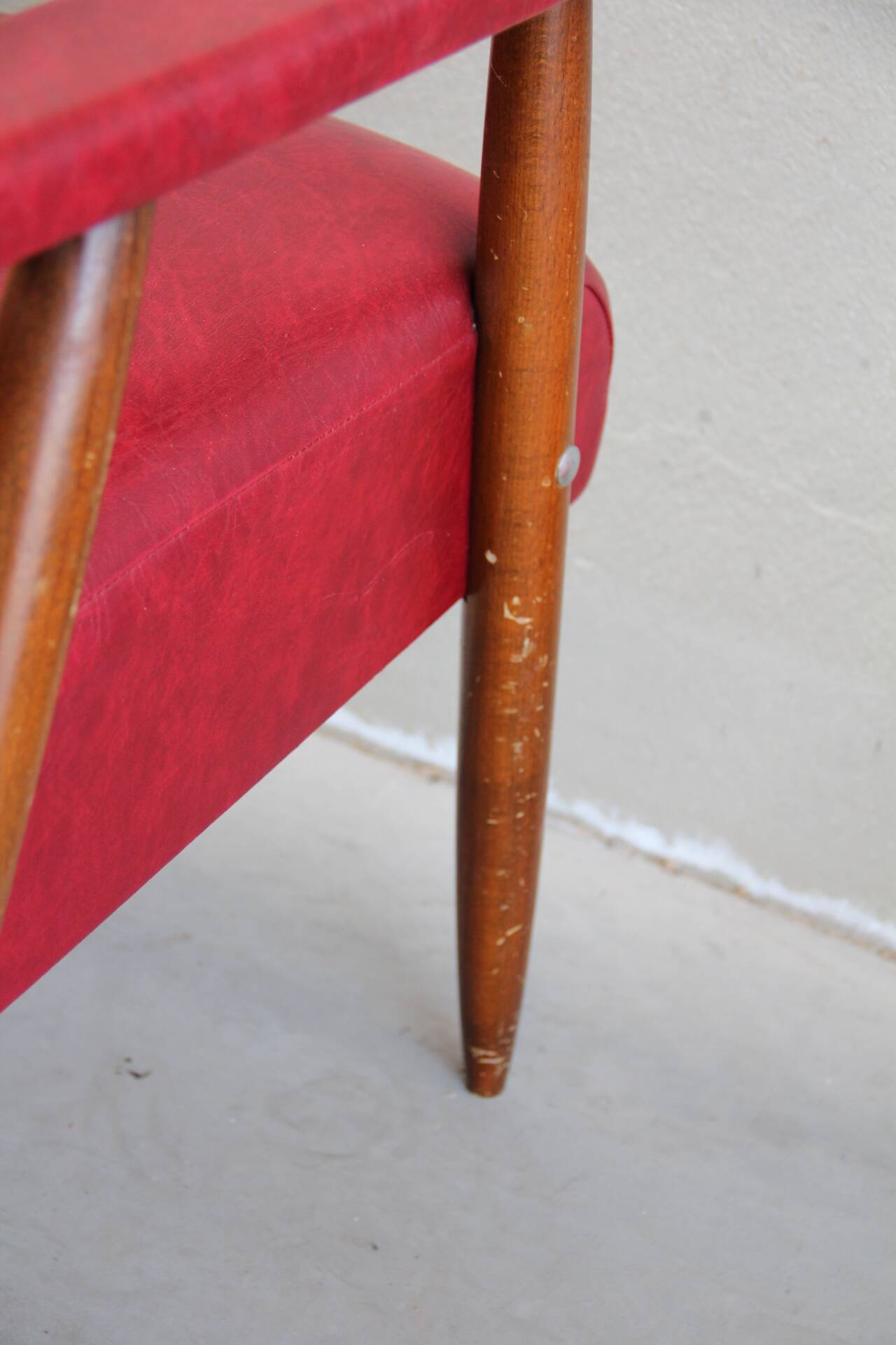 Fauteuil vintage en skaï rouge
