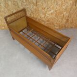 Lit en rotin et bois pieds compas enfant vintage