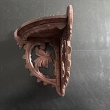 Tablette murale d’angle sculptée