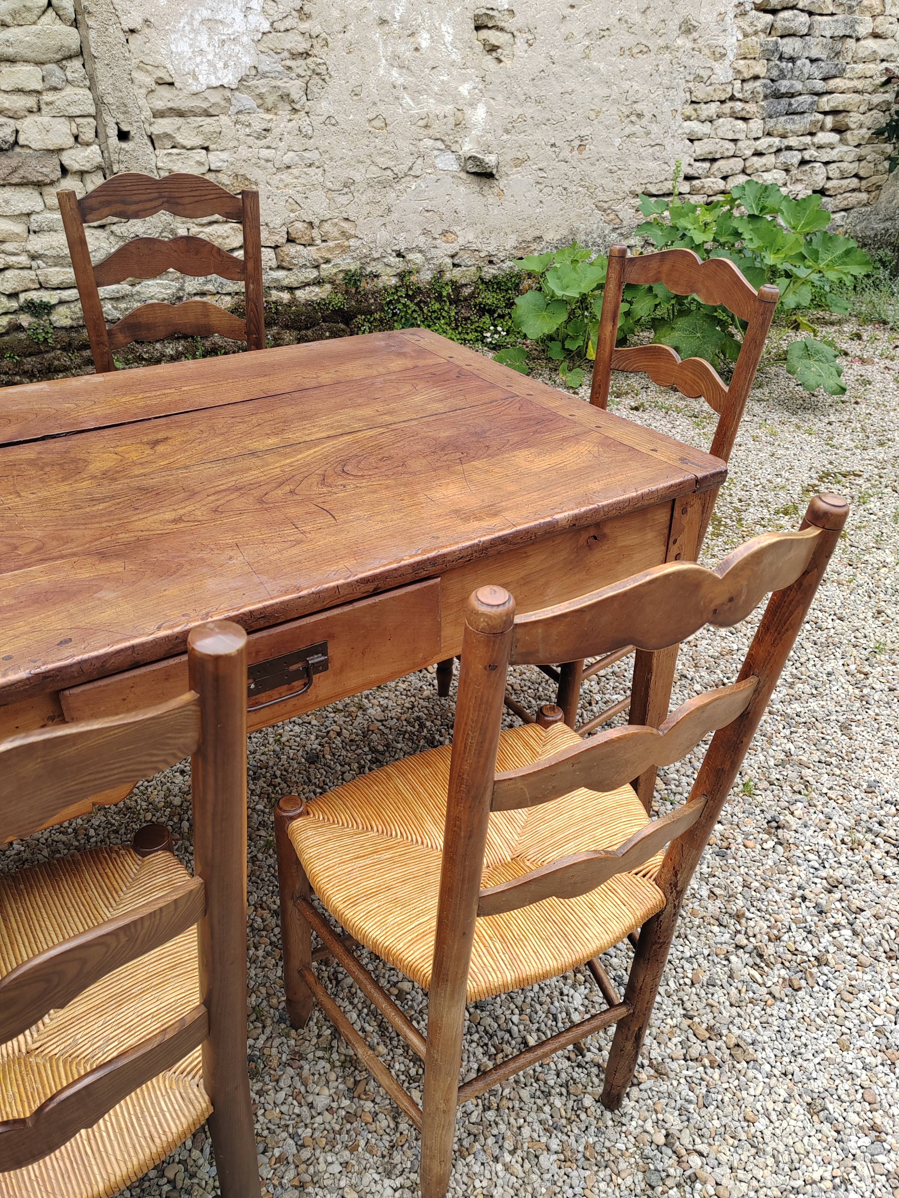 Table de ferme et 8 chaises