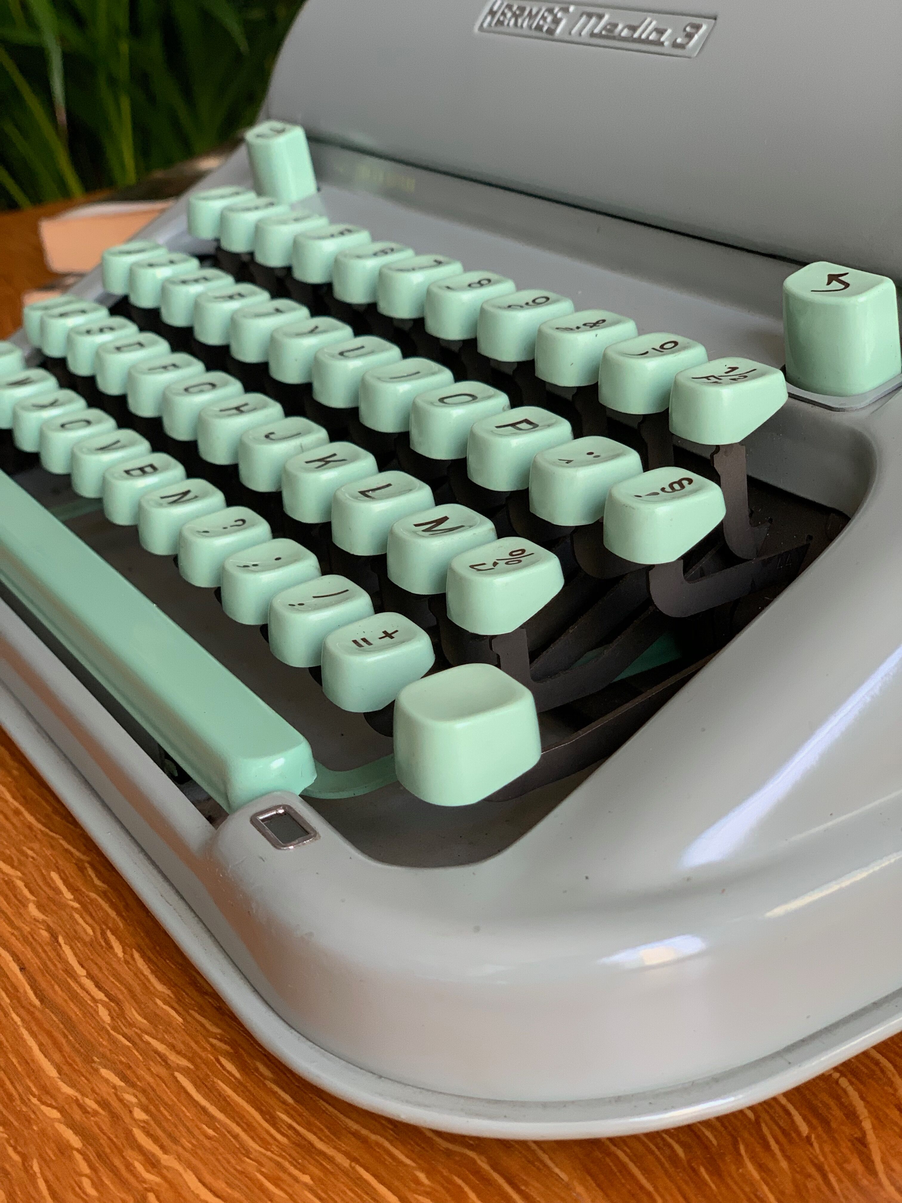 Hermes media 3 typewriter green metallic Mint