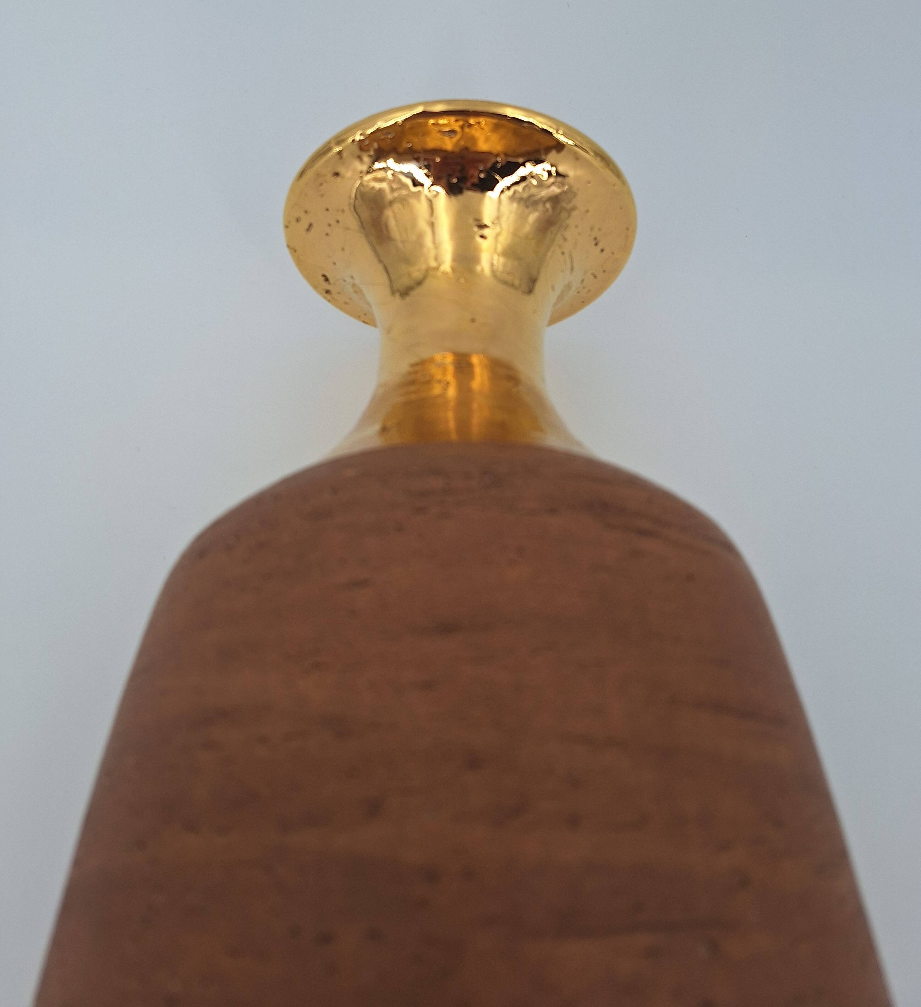 Vase in raw chamotte sandstone enameled with gold, Italy, Bitossi for Raymor, circa 1960/1970