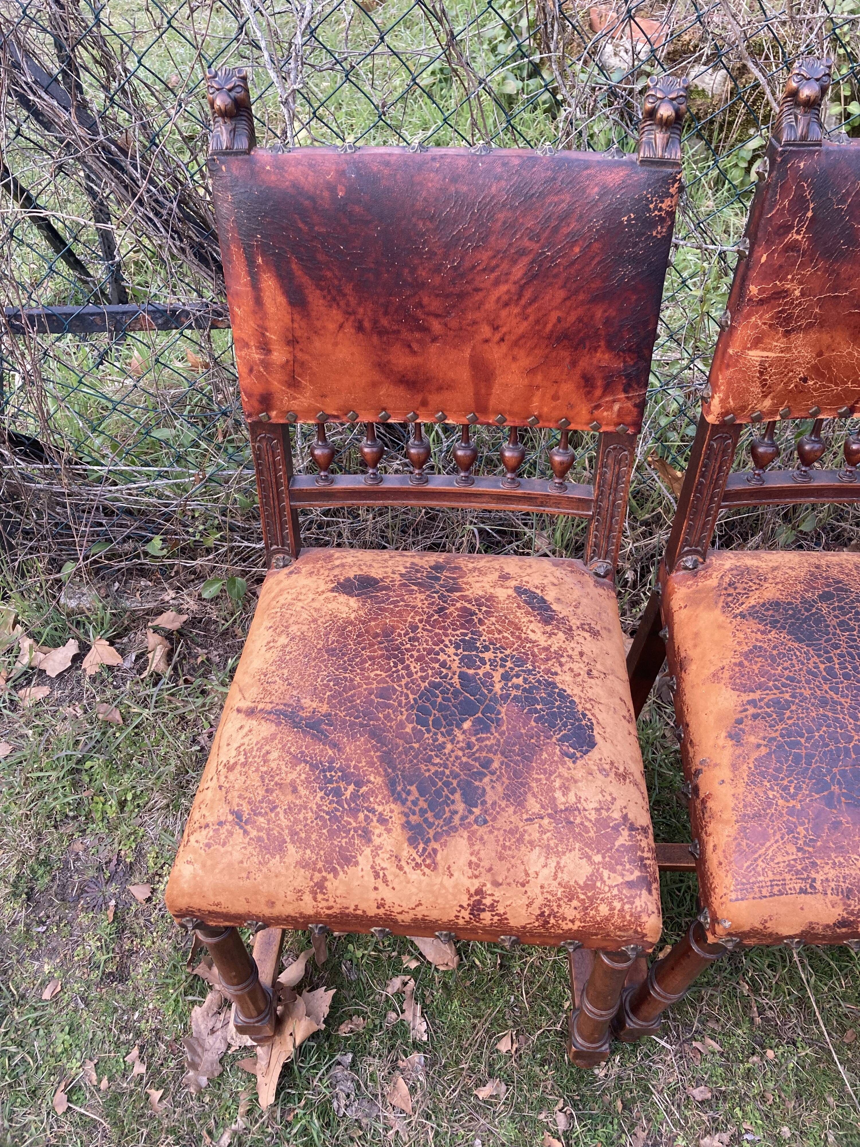 5 chaises Henri II en bois massif et cuir néo renaissance XIXème siècle