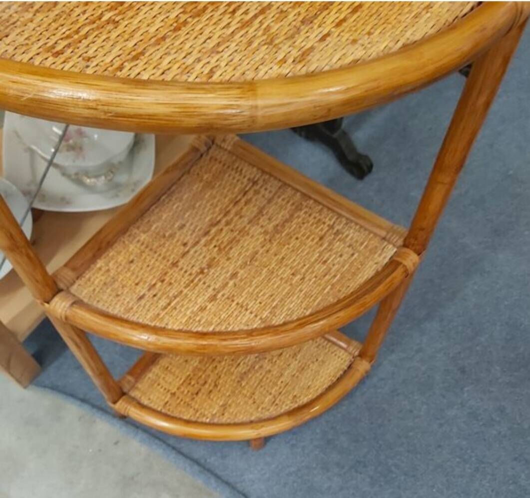 Corner shelf in rattan