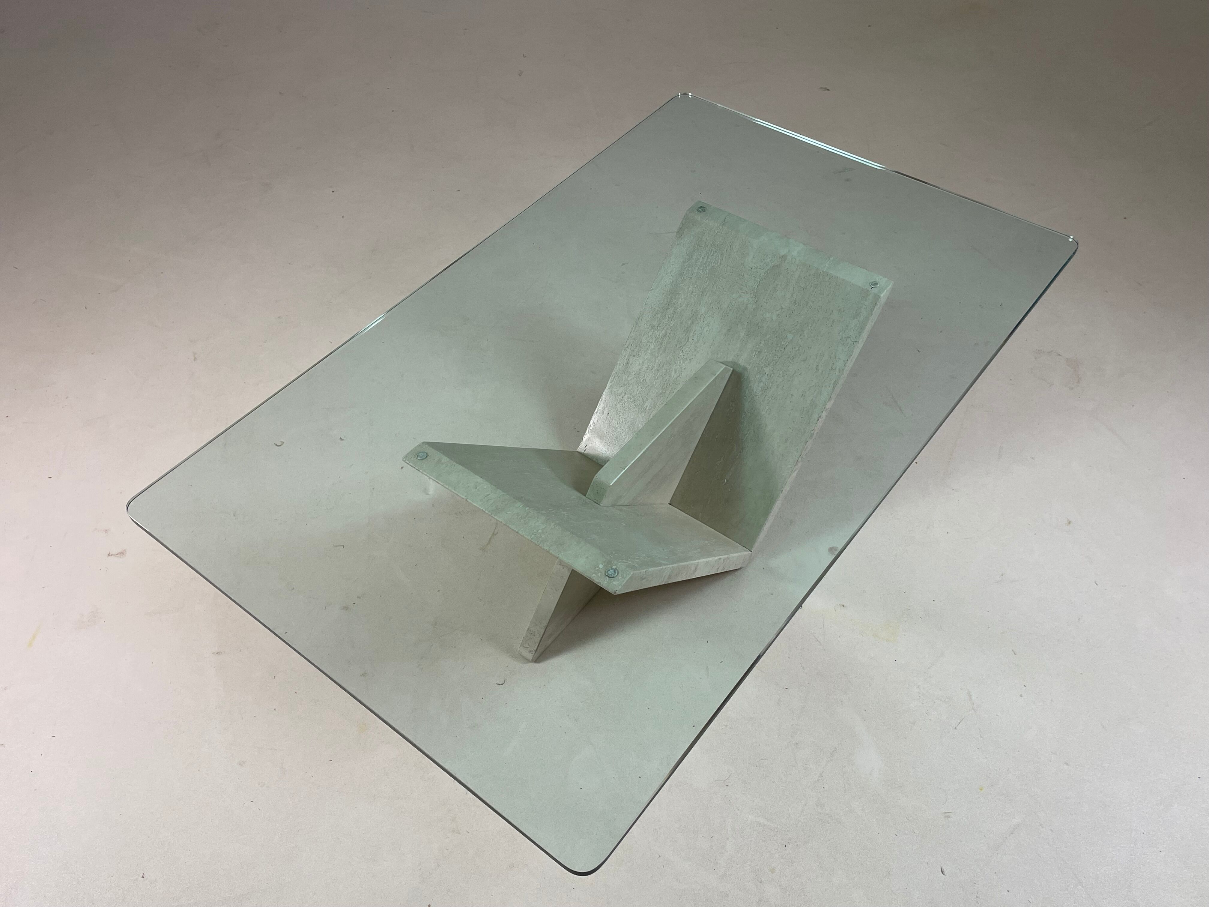 Table basse italienne en travertin et verre, 1970s