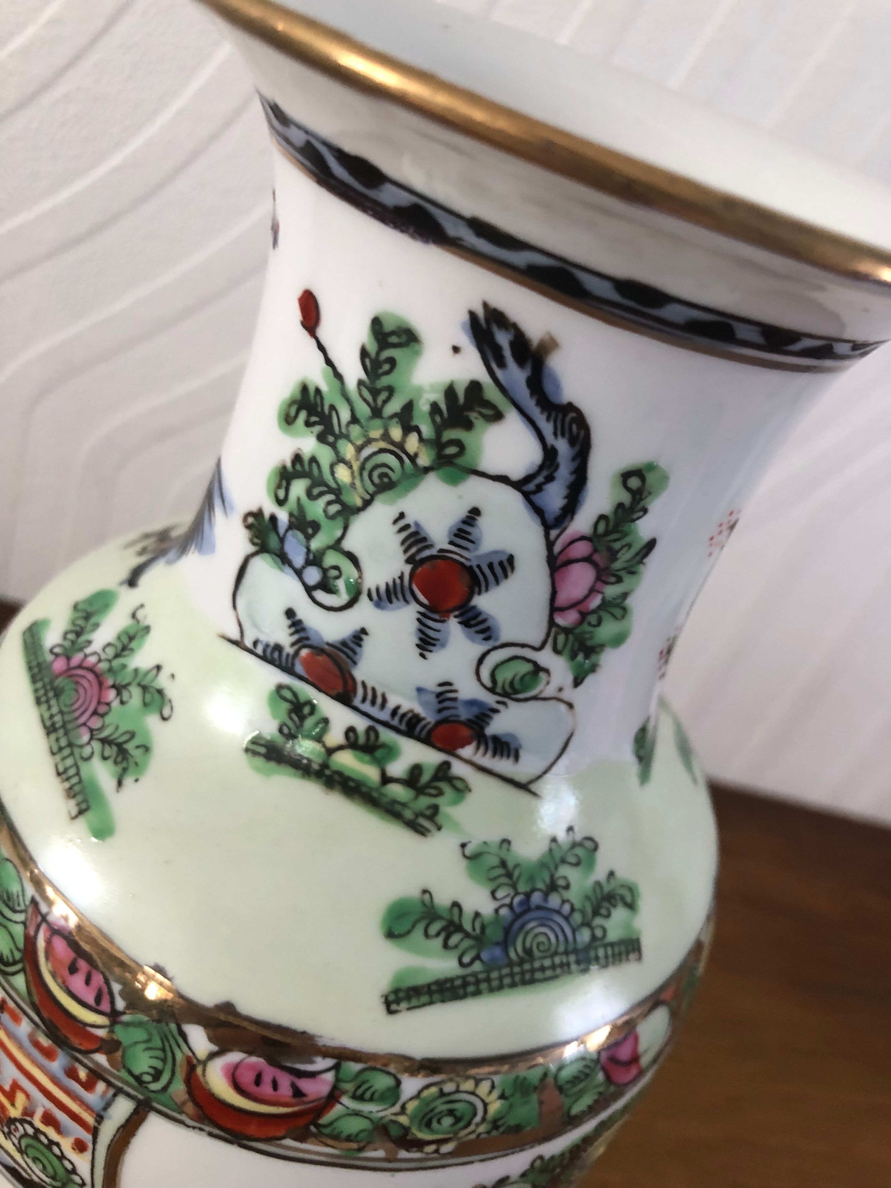 Chinese porcelain vase floral motifs and roosters 26,5cm
