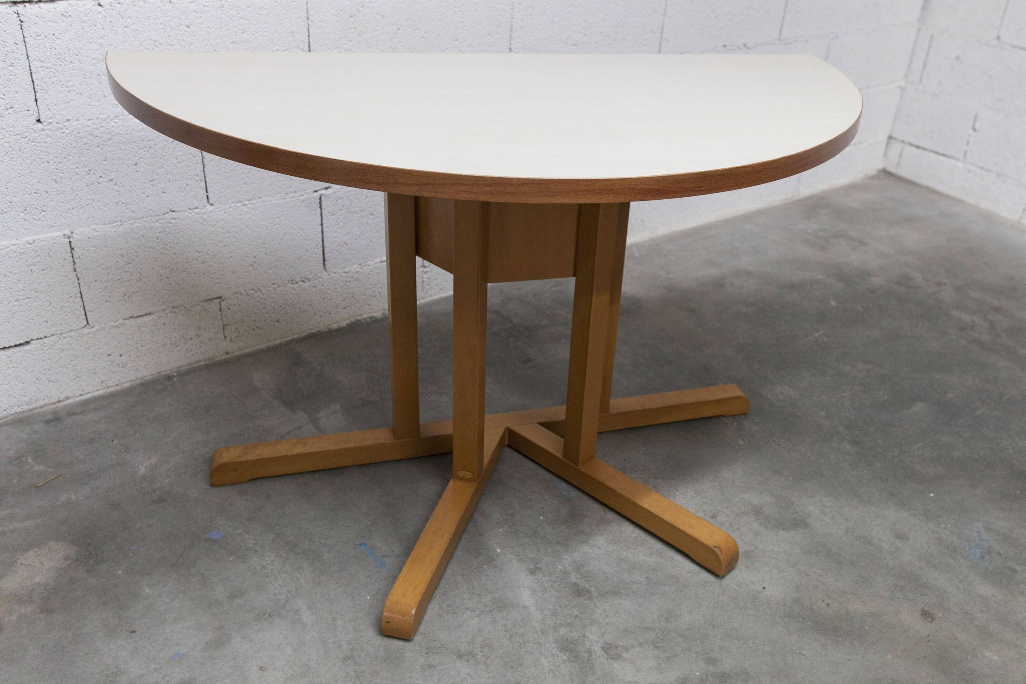 Rare set de 6 tables Baumann 1990, 80x120 et demi lune 120cm