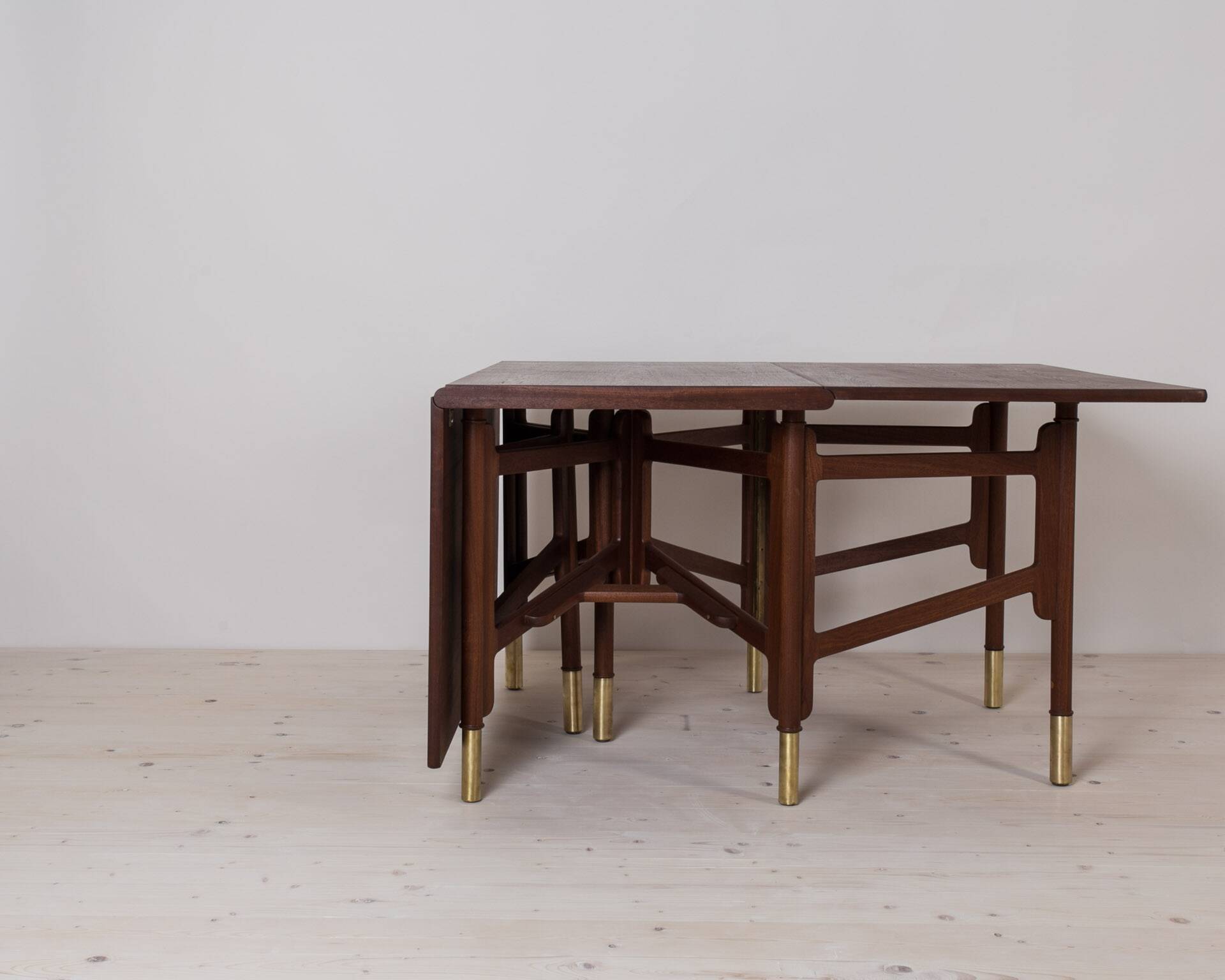 Table à manger vintage, bois de teck, éléments en laiton, Norvège, années 1950