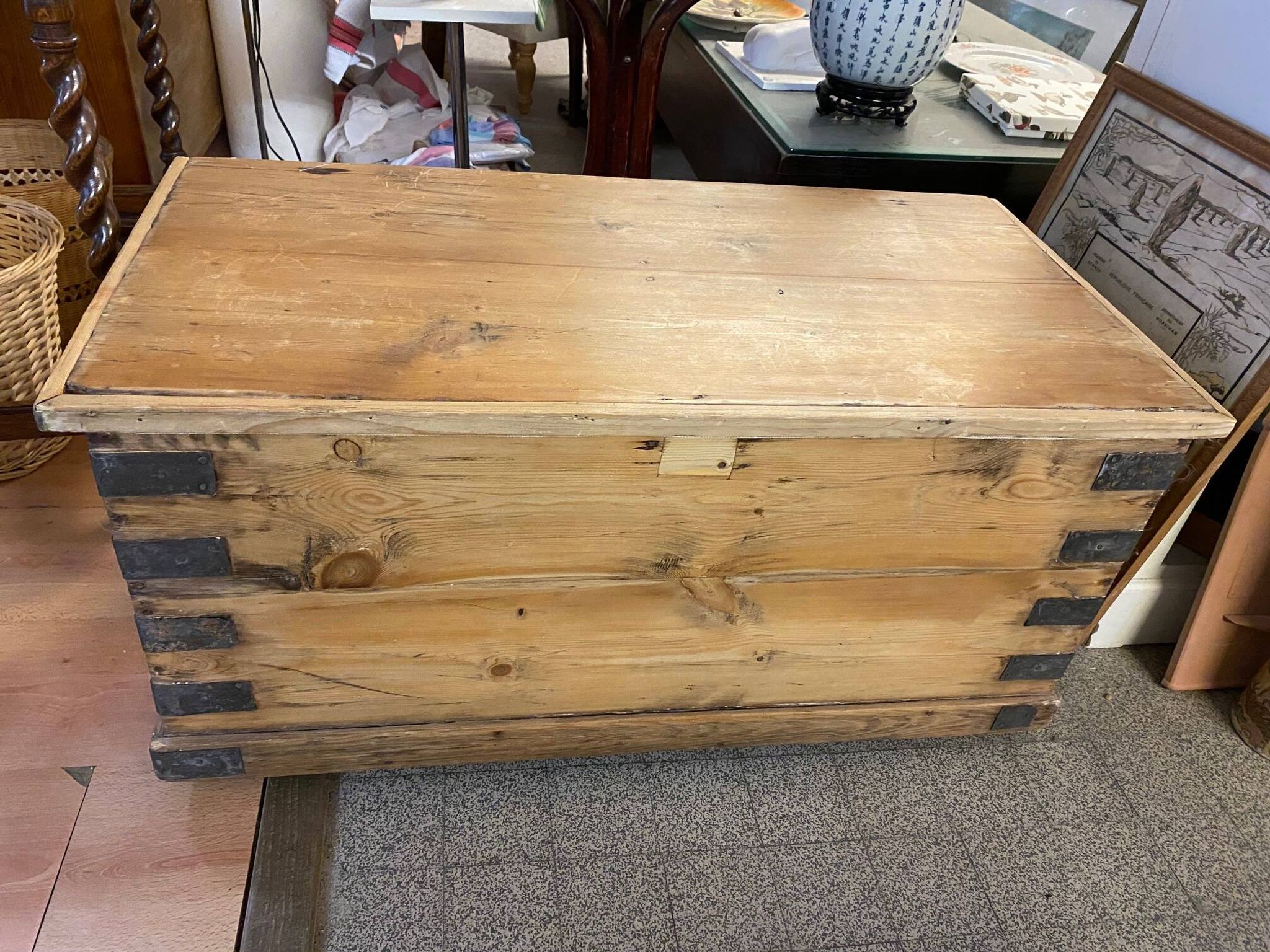 Ancienne malle coffre en bois de pin naturel avec interieur capitonne