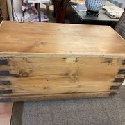 Ancienne malle coffre en bois de pin naturel avec interieur capitonne