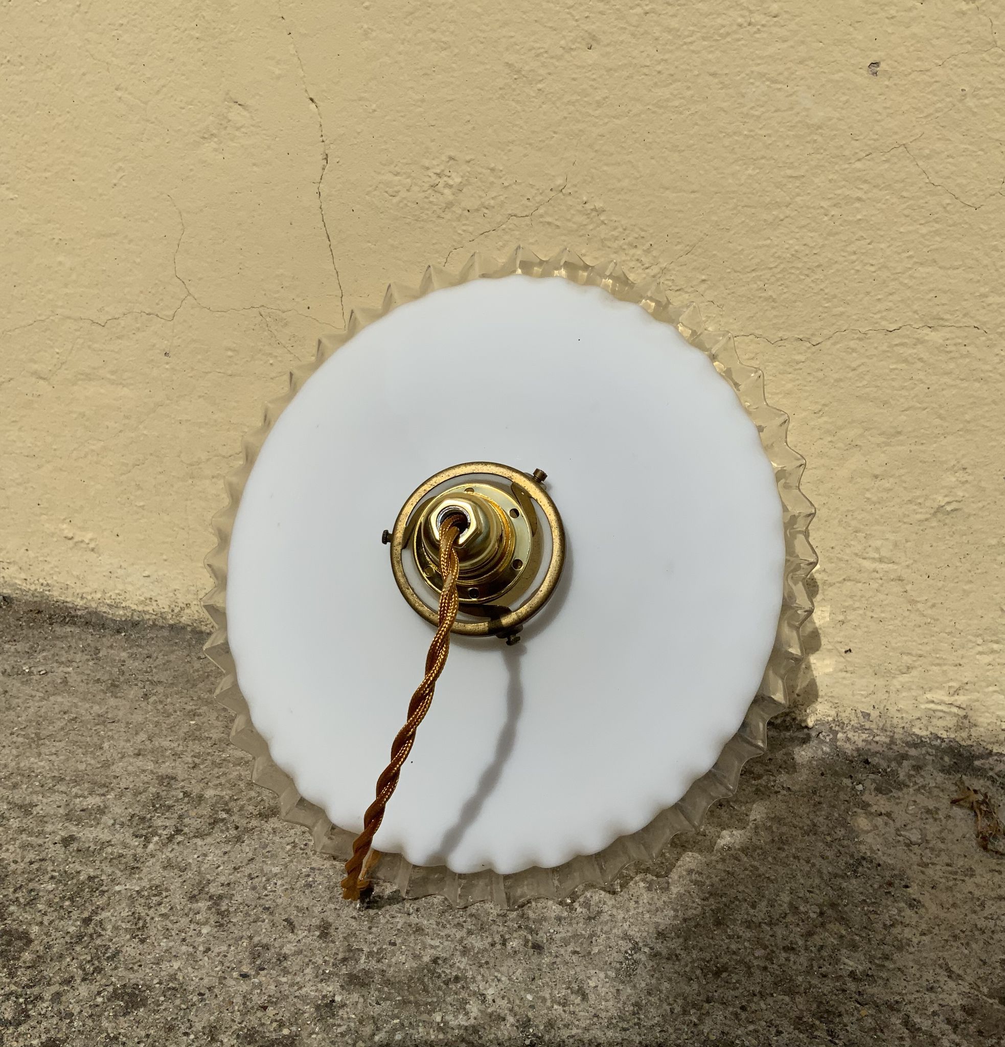 Vintage suspension in opaline glass shape pleated handkerchief Diameter 24 cm brass claw