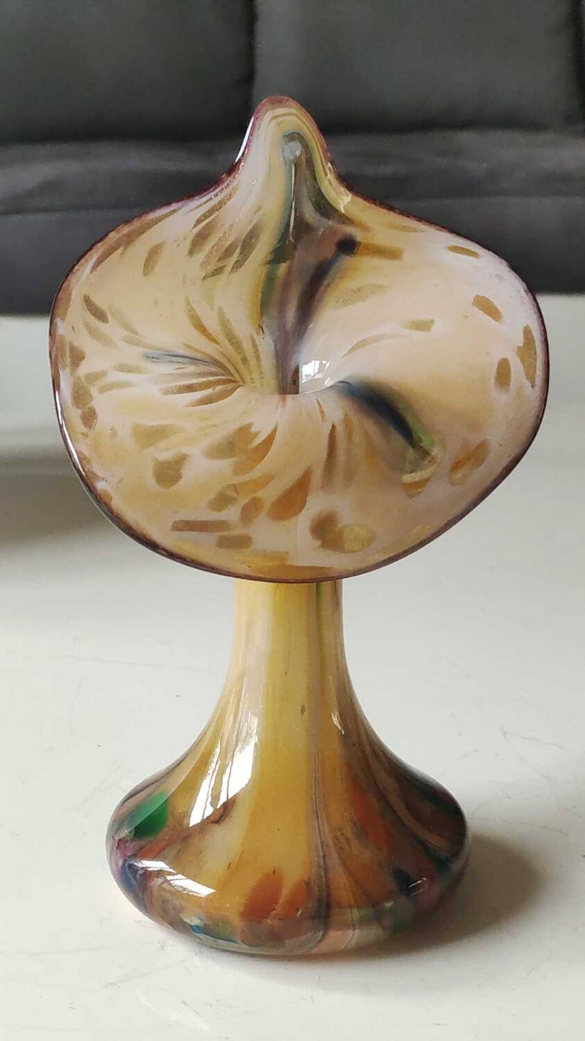 Murano glass soliflore vase Volubilis. Floral shape/Corolla. Polychrome speckles. Gold glitter inclusions. Height 21 cm
