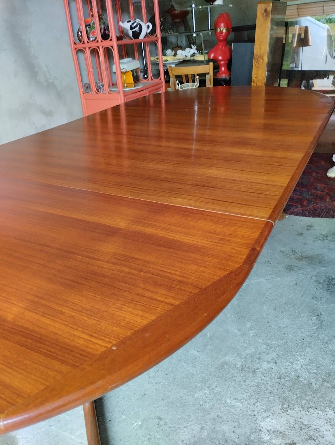 Extendable dining table