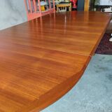 Extendable dining table