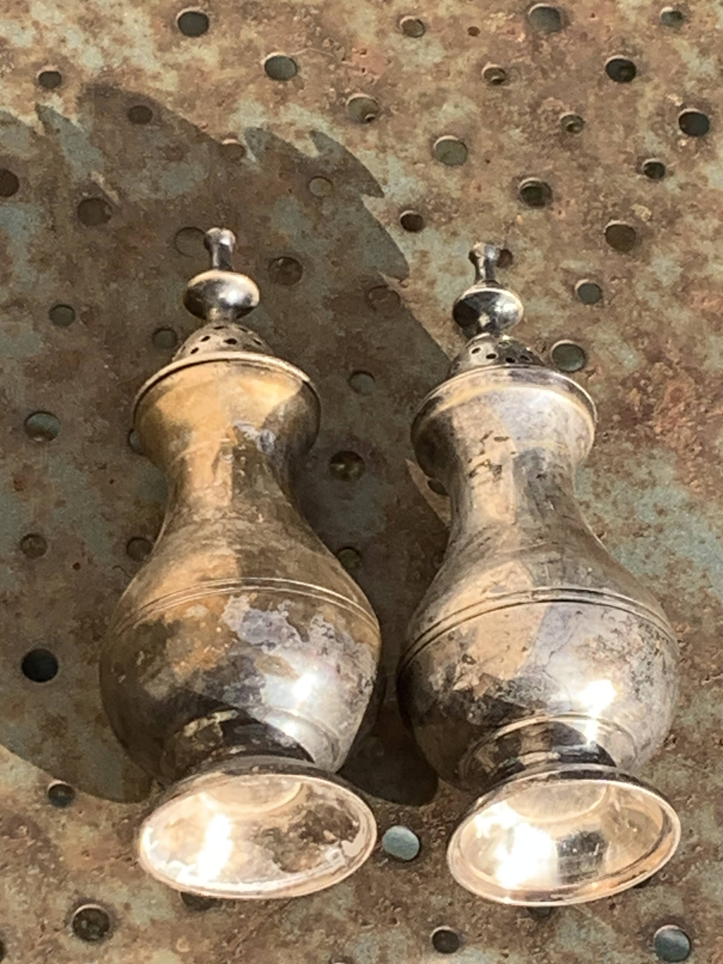 Pair of salt and pepper salt and pepper pots, in old, elegant silver metal