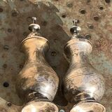 Pair of salt and pepper salt and pepper pots, in old, elegant silver metal