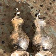 Pair of salt and pepper salt and pepper pots, in old, elegant silver metal