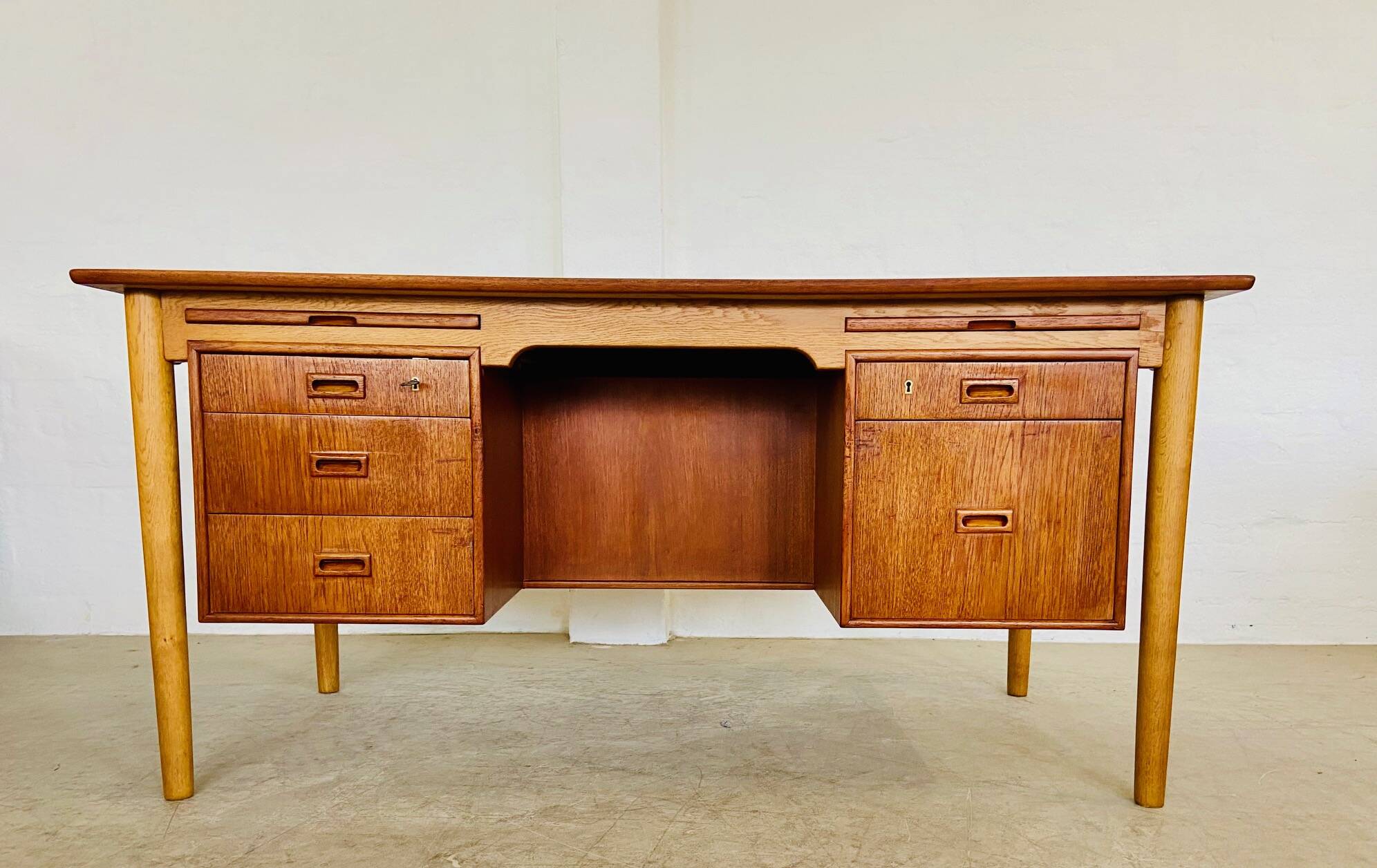 Vintage Danish desk in teak and oak by Børge Mogensen for Søborg Møbelfabrik, 1960s.