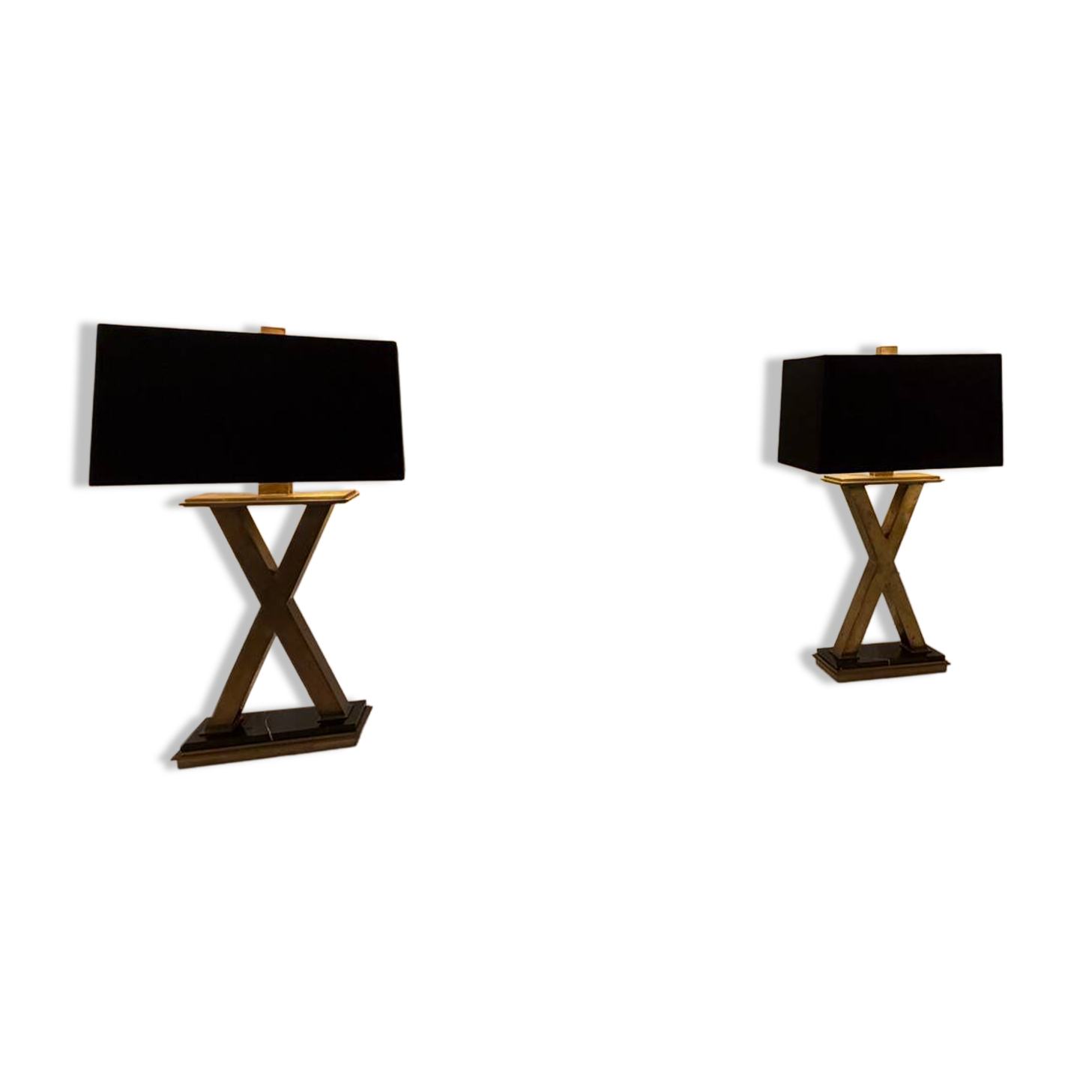 Paire de lampes de table — pied en laiton formé en X, socle marbre noi