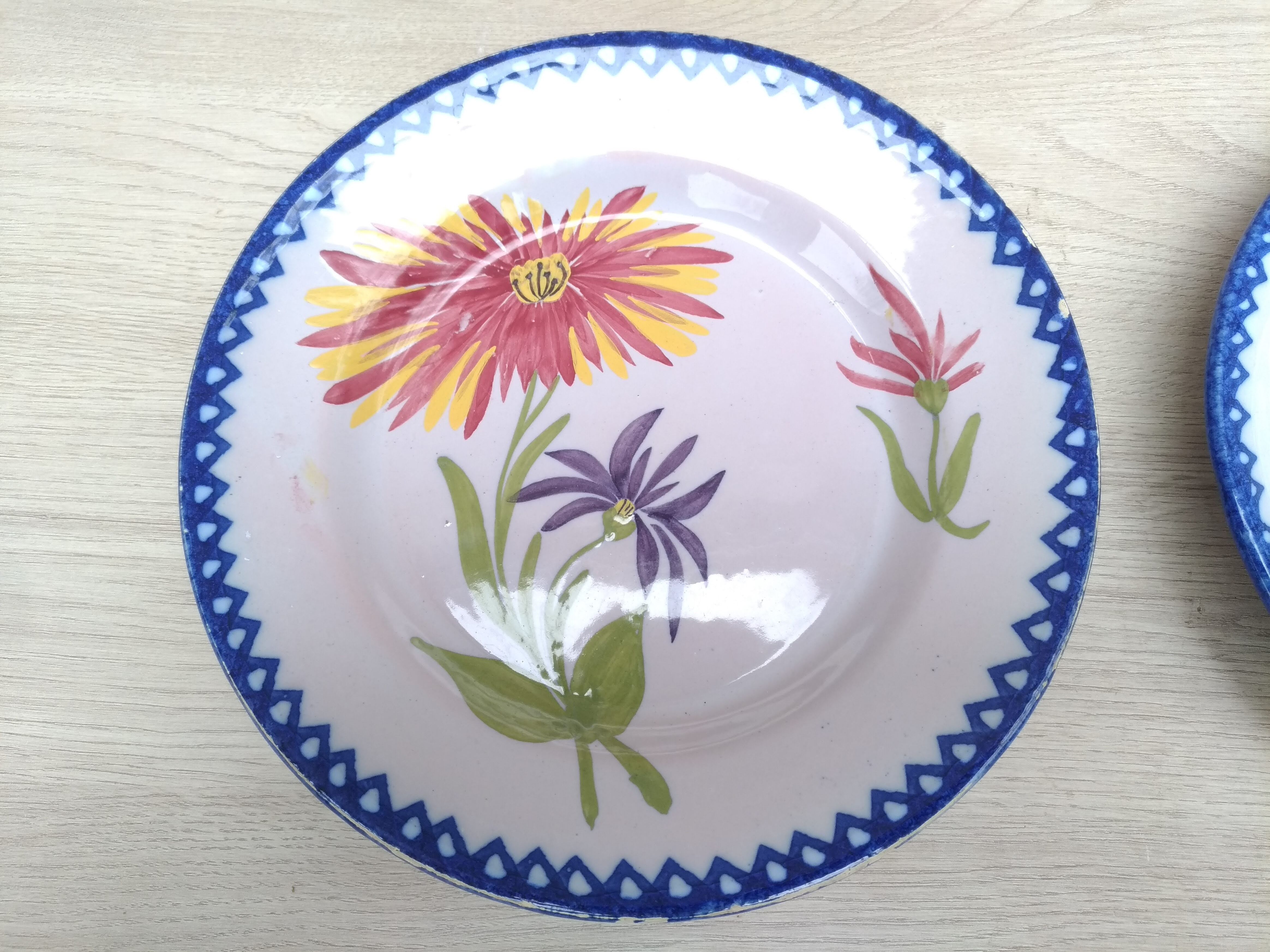 Porcelain plates with floral decoration
