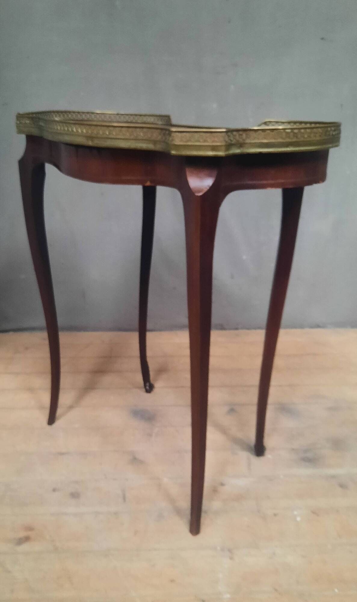 Table rognon en plaquage style Louis XV