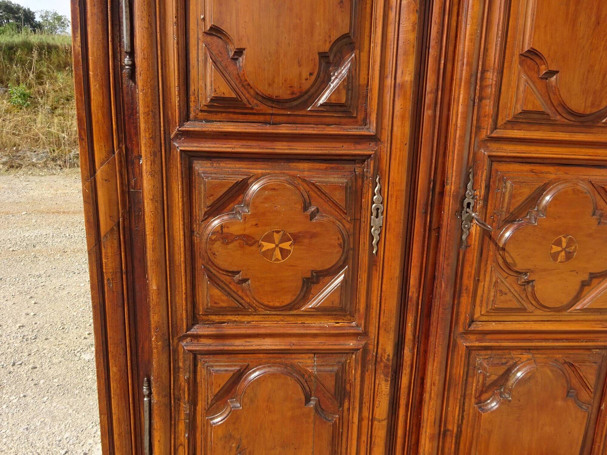 Ancienne armoire Louis XIII en noyer massif