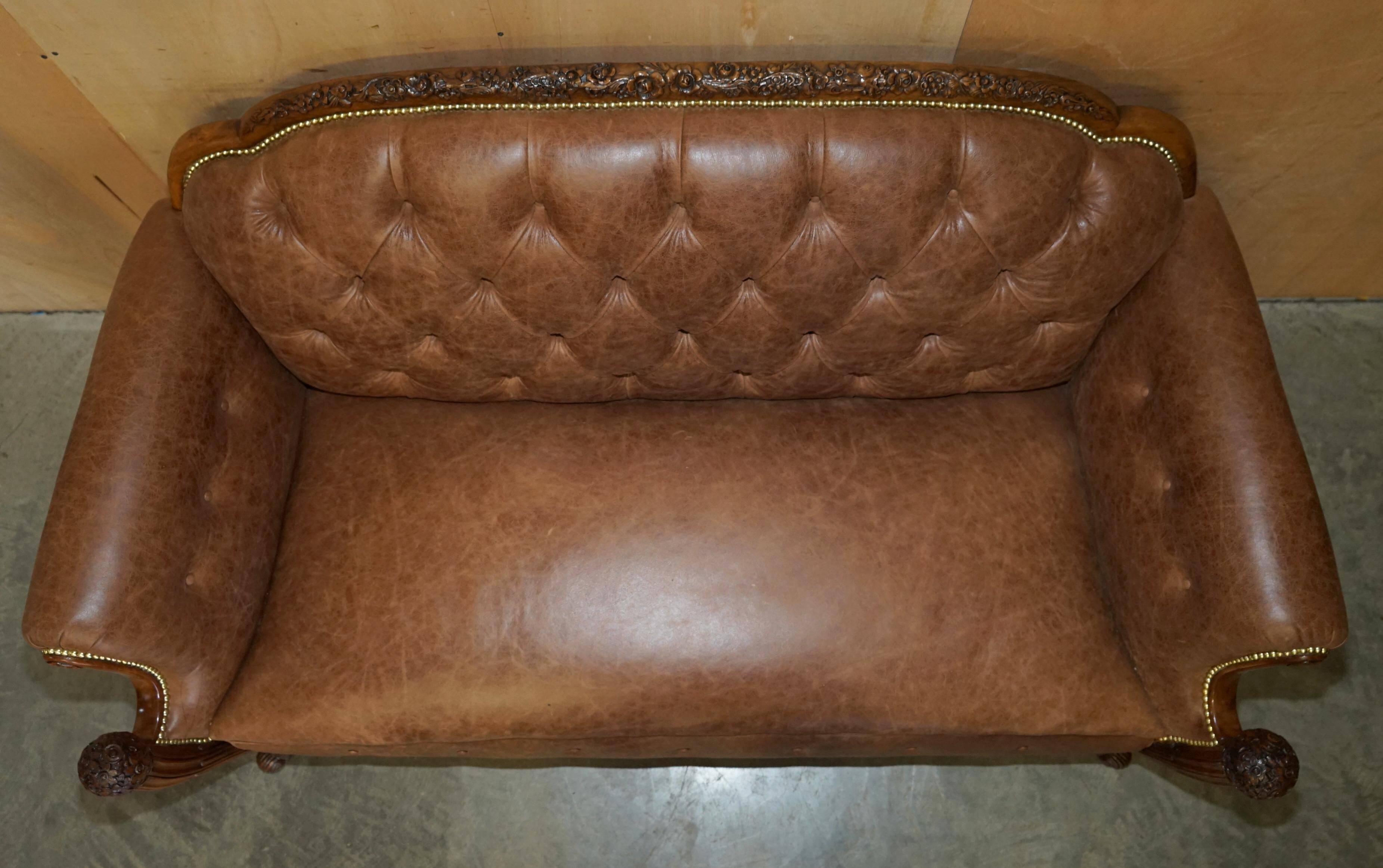 Chesterfield Regency 1810 antique canapé restored in leather with a carved frame.